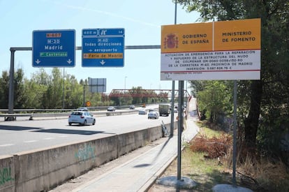 Un cartel anuncia del cierre al tráfico del puente ubicado en el nudo que conecta la M-40 con la M-607.
