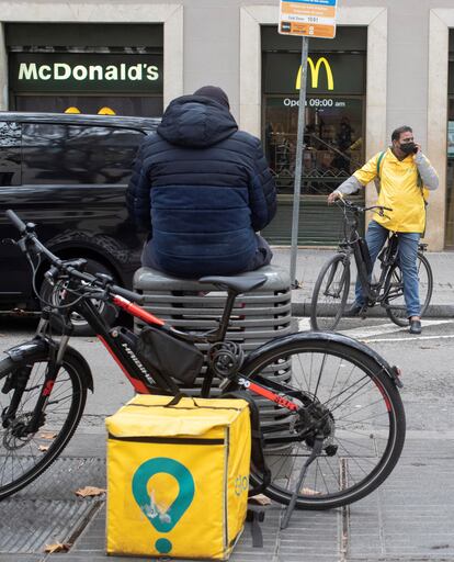 Varios repartidores esperaban ante un local de comida rápida en Barcelona el miércoles.