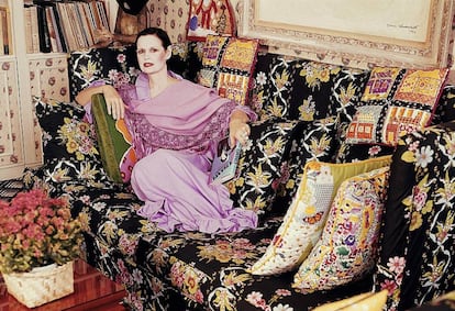 Corrían los setenta y Gloria Vanderbilt se hizo una casa entera de ‘patchwork’ con sofá ‘horror vacui’. Tomemos ejemplo.