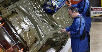 Un trabajador de la planta de montaje de Chrysler en Sterling Heights, Michigan.