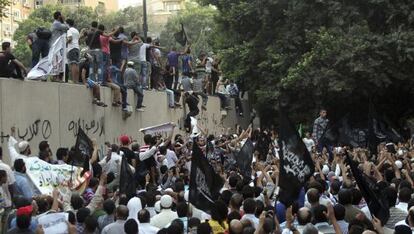 Manifestantes egipcios arrancan una bandera estadounidense durante una protesta convocada enfrente de la embajada de EE UU en El Cairo.