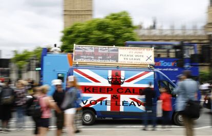El primer ministro británico, David Cameron, anunció, a principios de 2013, la celebración de esta consulta si ganaba las elecciones generales de 2015. En la imagen, una furgoneta a favor del Brexit pasa frente al Parlamento en Londres, el 21 de junio de 2016.
