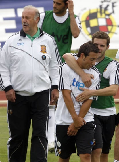 Mata abraza a Cazorla, con Del Bosque y Güiza detrás.