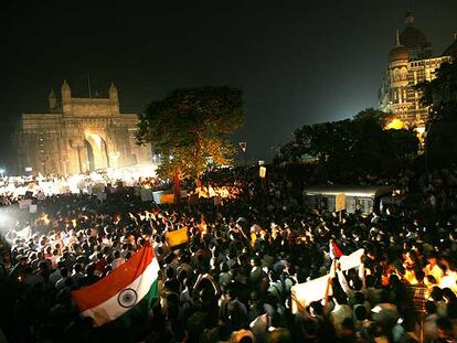 Miles de manifestantes se concentran ante el hotel Taj Mahal de Bombay.