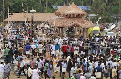 La gente se reúne dentro del recinto del templo en Kollam, en el estado sureño de Kerala, India.