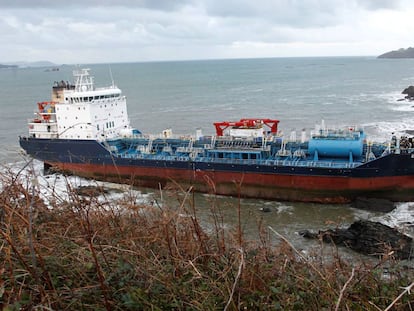 Vista del barco mercante 'Blue Star', encallado en el litoral del municipio de Ares (A Coruña).