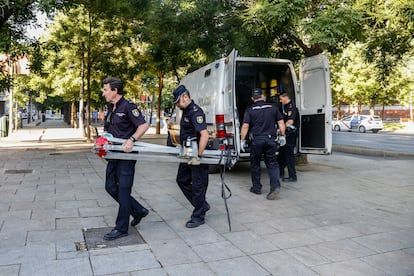 Policía de subsuelo en el Paseo de la Castellana, este martes. El despliegue policial ha recibido el nombre de Operación Eirene. Es el nombre, en griego clásico, de la diosa que traía la paz. 