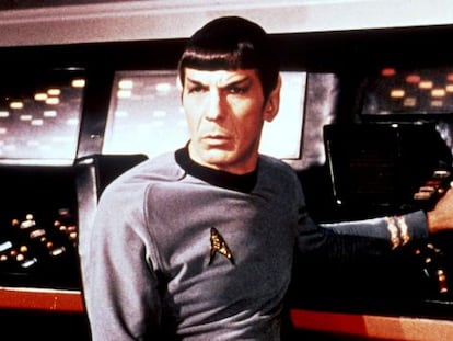 El comandante Spock (Leonard Nimoy) con la computadora de la nave 'Enterprise' en la serie 'Star Trek'.