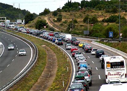 Retenciones en la autopista AP-7 a la altura de Tarragona, ayer al mediodía, que originaron colas de hasta 35 kilómetros.