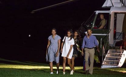 Michelle y Barack Obama con sus hijas Malia (de blanco) y Shasha en los jardines de la Casa Blanca.