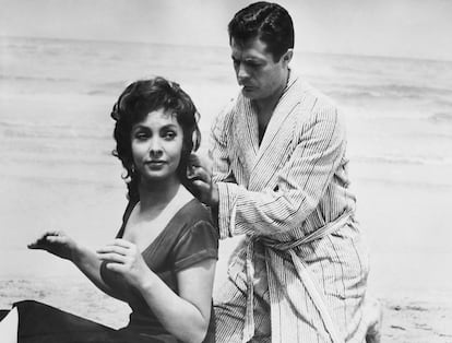 Gina Lollobrigida recibe un masaje de Marcello Mastroianni en 'La ley' (1958).