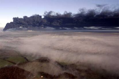 El humo se ha ido extendiendo desde Hertfordshire, al norte de Londres, donde se han producido las explosiones, a otros condados vecinos.