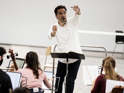 Andrés Orozco-Estrada durante un ensayo con la Orquesta Freixenet de la Escuela Reina Sofía en la Fundación El Instante.