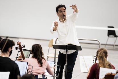 Andrés Orozco-Estrada durante un ensayo con la Orquesta Freixenet de la Escuela Reina Sofía en la Fundación El Instante.