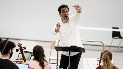 Andrés Orozco-Estrada durante un ensayo con la Orquesta Freixenet de la Escuela Reina Sofía en la Fundación El Instante.