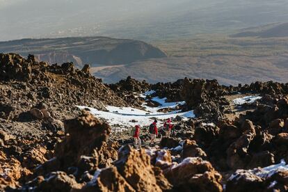 Varios senderistas realizan la ruta de la Montaña Blanca al Pico Teide, con noche en el refugio de Altavista, durante el pasado Tenerife Walking Festival, en la isla canaria.