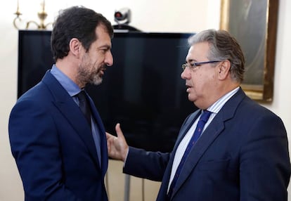 El ministro del Interior, Juan Ignacio Zoido, y el nuevo jefe de los Mossos d´Esquadra, el comisario Ferrán López.
