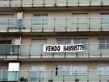 Un cartel anuncia la venta de una vivienda en un inmueble de Valencia.