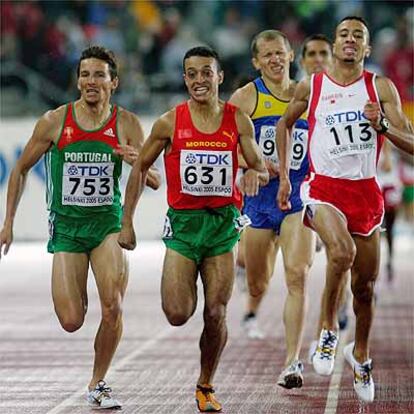 De izquierda a derecha: Rui Silva, de Portugal (bronce), Adil Kaouch, de Marruecos (plata) y Rasjid Ramzi, de Bahrein (oro), en 1.500 metros.
