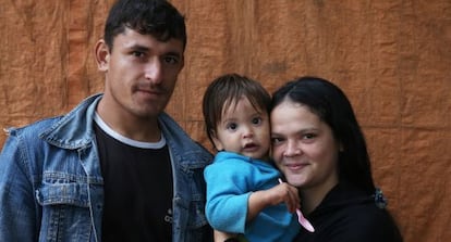 Dolores Peralta y Luis Olmedo, junto a su hijo Jorge. Ambos están bajo arresto domiciliario.