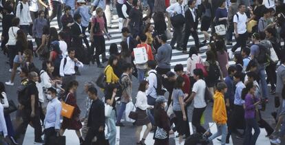 Viandantes cruzan las calles del distrito de compras de Shibuya, en Tokio.