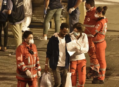 Un joven recibe asistencia médica tras desembarcar del Dicotti, el 26 de agosto de 2018, en Catania. 