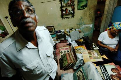 Lázaro y Noemí en su pequeño apartamento de Centro Habana. Atesoraban una increíble colección de vinilos de las más grandes figuras del jazz.