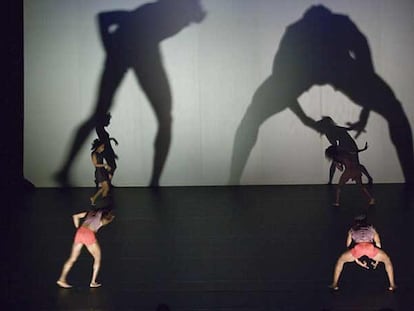 Imagen del espectáculo inaugural de Teatralia <i>Clair de lune,</i> del coreógrafo africano Georges Momboye.