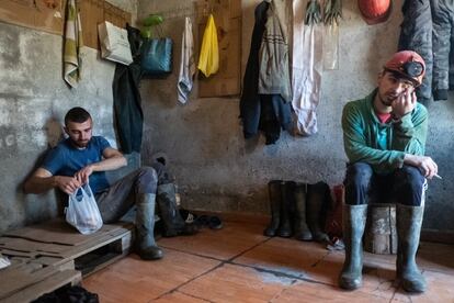 Dos jóvenes mineros descansando en el vestuario de una mina de Bulqizë. Aquí, los jóvenes no tienen más opción que trabajar en las minas o probar suerte emigrando a otros países europeos.