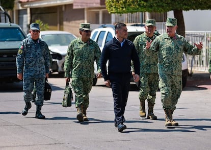 Omar García Harfuch recorre las calles de Culiacán (Sinaloa) con el titular de la Secretaría de la Defensa Nacional. El 8 de octubre de 2024.