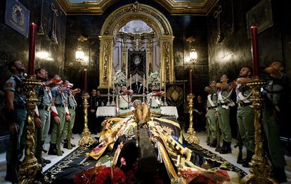 Caballeros legionarios participan en la guardia de honor del Cristo de la Buena Muerte, protector de la Legión, en cuyo desfile participan mañana Jueves Santo.