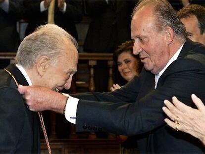 El rey Juan Carlos impone ayer a Sergio Pitol la medalla del Premio Cervantes.