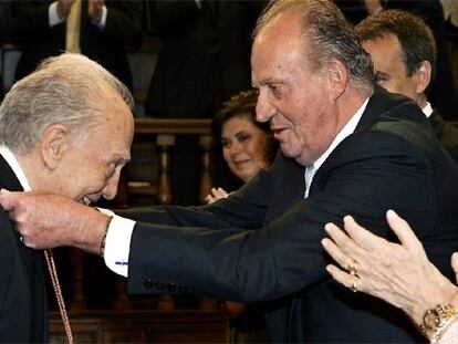 El rey Juan Carlos impone ayer a Sergio Pitol la medalla del Premio Cervantes.