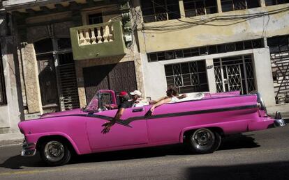 Turistas en un coche cl&aacute;sico en La Habana