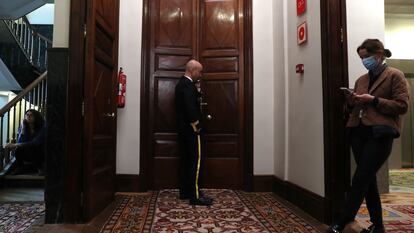 Entrada cerrada a la sala Mariana Pineda, durante la declaracion de la directora del CNI, Paz Esteban, en la Comision de Secretos Oficiales del Congreso de los Diputados.