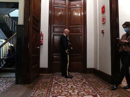 Entrada cerrada a la sala Mariana Pineda, durante la declaracion de la directora del CNI, Paz Esteban, en la Comision de Secretos Oficiales del Congreso de los Diputados.