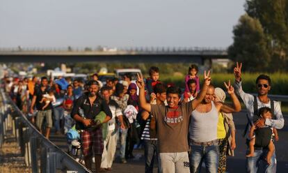 Refugiados emprenden la marcha a Austria.