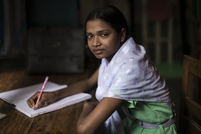 Kanchon Rani Das, de 11 años, dejó su trabajo hace tres meses. Llevaba cuatro años sirviendo en una casa. "Ahora dibujo y estudio más inglés", dice en la lengua de Shakespeare. "Me gusta porque quiero viajar al extranjero". Mientras la niña habla, la madre, que no entiende lo que le dice, le acaricia suavemente la frente. "Tiene algo de fiebre", apostilla. No hace falta tener sus notas sobre la mesa para darse cuenta de que Kanchon es muy inteligente, pero no ha podido dedicarse por completo a su formación -siete horas de clase más alguna hora extra- hasta que sus tres hermanas mayores se han casado y marchado de casa. Menos bocas que alimentar con el sueldo de pescador del padre, significa más dinero para que la menor pueda dejar de trabajar y estudiar. "Sé que el slum está no está bien, pero sueño con construir una casa de madera fuera y que mis padres se vengan conmigo. De momento, tengo que vivir aquí con ellos".