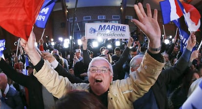 Partidarios del Frente Nacional tras el cierre de los colegios electorales.