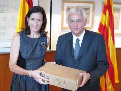 Ángeles González-Sinde entrega a Ferran Mascarell una de las cajas de las que ya está en el Archivo Nacional de Catalunya.