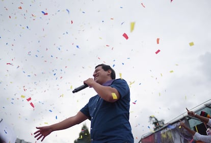 O candidato à presidência do Equador Andrés Arauz, durante um encontro com seguidores em 4 de fevereiro.