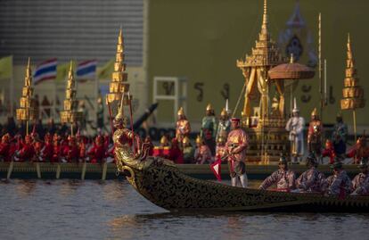 Un momento de la ceremonia de coronación de Rama X de Tailandia en el río Chao Praya.