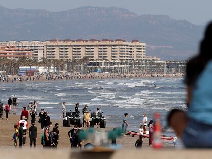 Una joven observa la playa de Las Arenas en Valencia, este domingo.