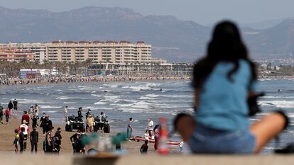 Una joven observa la playa de Las Arenas en Valencia, este domingo.