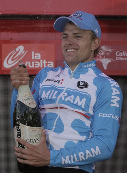 Ciolek celebra su victoria de etapa sobre el podio.