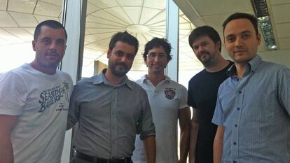 De izquierda a derecha: Bernardo Quintero, Alejandro Bermúdez, Emiliano Martínez, Julio Canto y Francisco Santos, parte del equipo de VirusTotal, en una foto antigua.