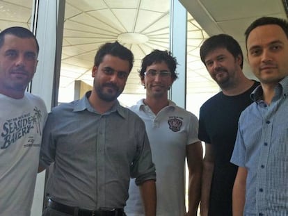 De izquierda a derecha: Bernardo Quintero, Alejandro Bermúdez, Emiliano Martínez, Julio Canto y Francisco Santos, parte del equipo de VirusTotal, en una foto antigua.