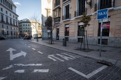 Una parada de taxi buida a la pla?a d'Isabel II de Madrid.