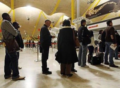 Pasajeros esperan ante un mostrador de Iberia en Barajas el pasado 15 de diciembre.