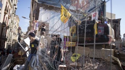 Los activistas de Can Vies siguieron trabajando, ayer, en el desescombro de la finca de Sants.